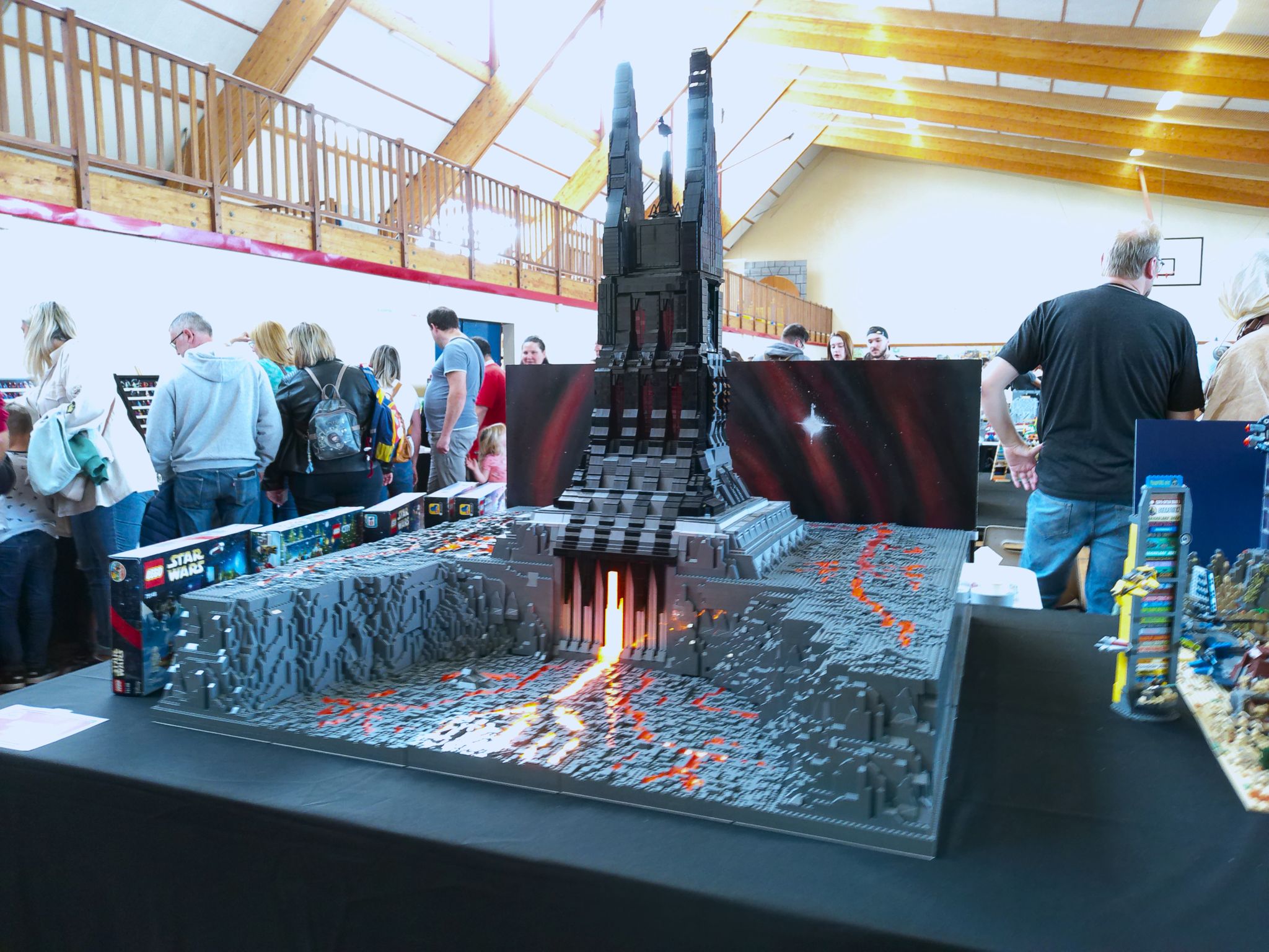 Diorama Star Wars en Lego, une forteresse au milieu de la lave