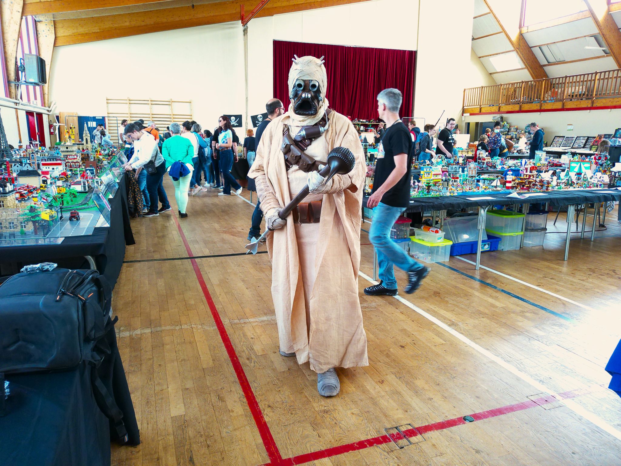 Visiteur costumé en pillard Tusken de Star Wars dans les allées de l'expo