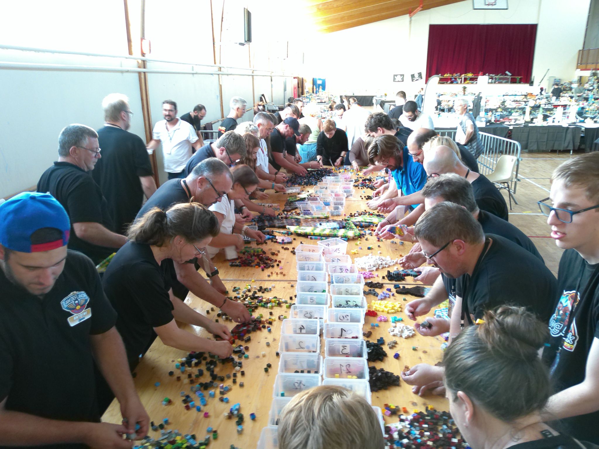 Bénévoles de Leg'n Brick au rangement des briques